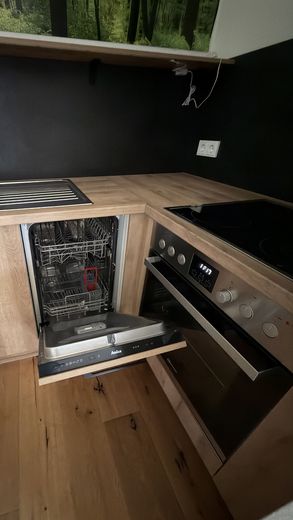 Küche mit E-Geräten