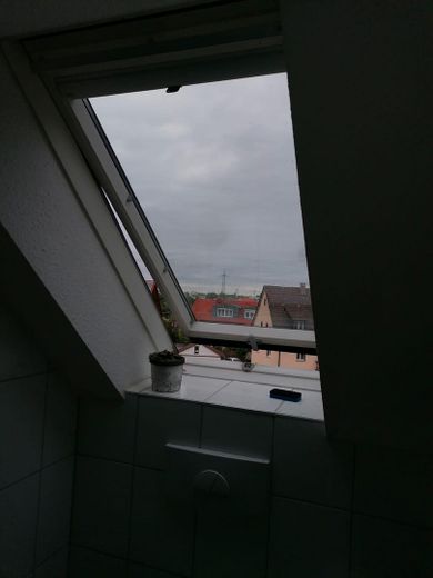 3-Zi-Maisonette, 106 m² 🏔️ Schwarzwaldblick, neue Küche, frisch renoviert, 2 TG – Blick aus einem der Dachfenste