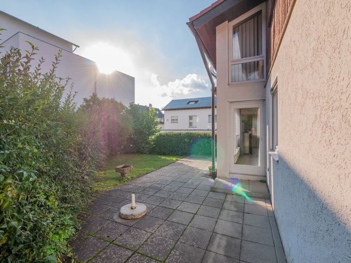 Begehrte Wohnlage trifft vielseitige Nutzung! Zweifamilienhaus mit Praxisfläche zu verkaufen! – Foto 1