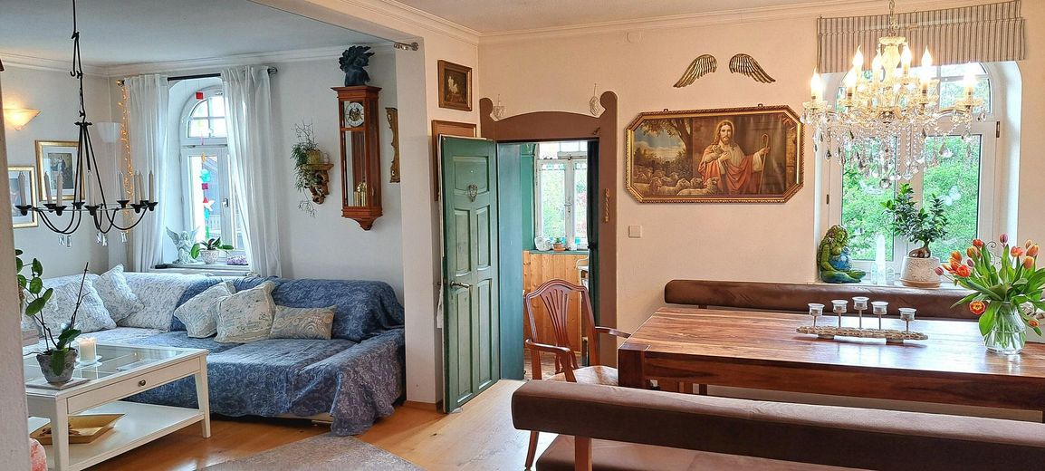 Willa w stylu secesyjnym z ogrodem i rozległym widokiem – Wohn und Esszimmer