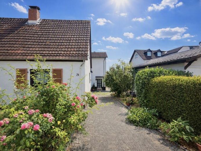Aus Alt mach WOW! 
Wiesbaden Freudenberg: EFH mit Anbau, Mega-Garten + Garage. 1.018 m² Grundstück!! – फोटो 1