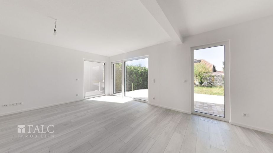 Großzügiger KfW-55-Neubau in begehrter Lage von Hochstadt (Pfalz) – Wohnzimmer