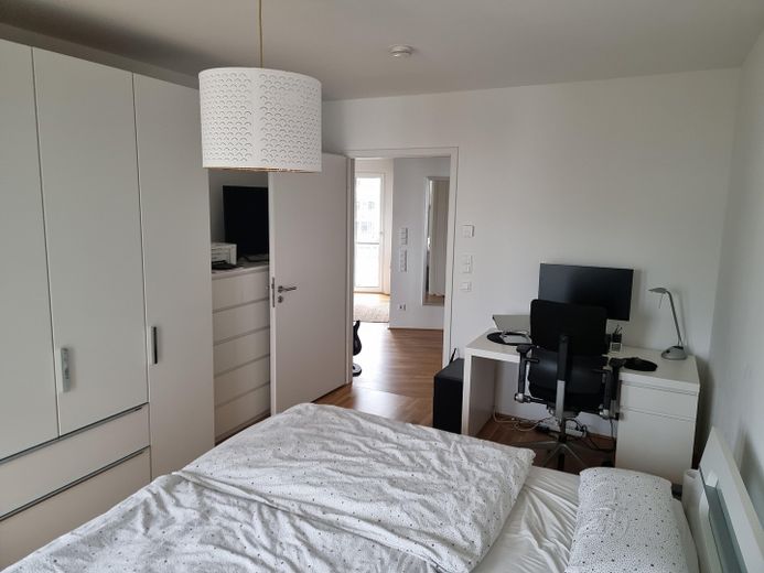 Neuwertige, hochwertige 2-Zimmer-Wohnung mit EBK & TG-Stellplatz in Ffm-Riedberg – Schlafzimmer