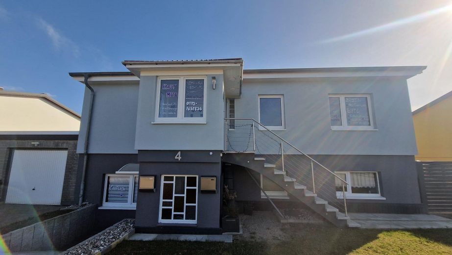 Vicino alla spiaggia e al margine dei campi: la vostra soleggiata casa unifamiliare con appartamento separato sulla costa del Mar Baltico – Frontansicht & Eingang OG