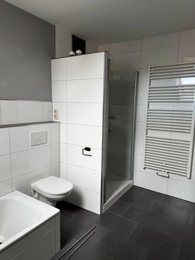 Ruime, lichte 4-kamerwoning met balkon, open haard en parkeerplaatsen (laag-energiebouw) – Dusche