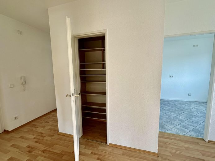 Frisch renovierte 2,5-Zimmer-Wohnung mit Blick ins Grüne in Erlenstegen – Flur mit Abstellraum