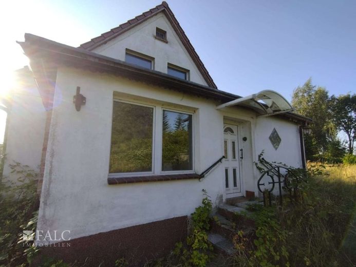 Raum für Visionen: Ihr Sanierungsprojekt mit Entwicklungspotenzial in idyllischer Lage – Eingang