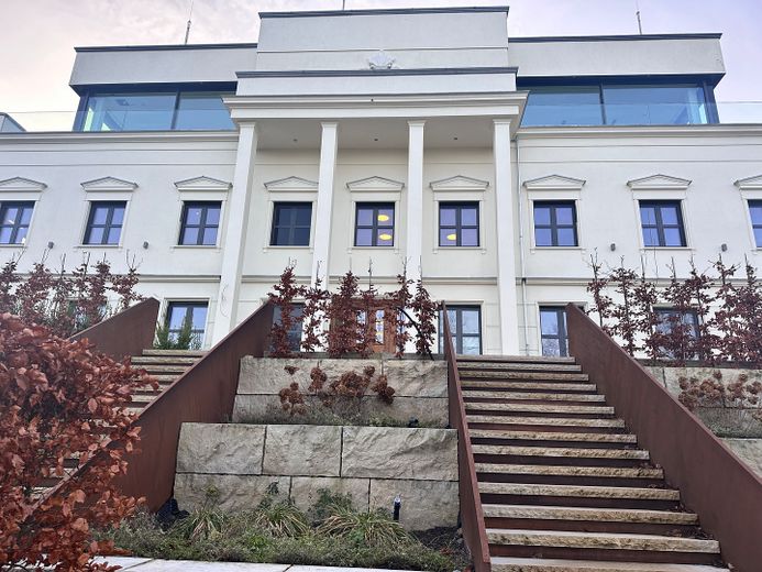 2-Zimmer, Jugendstilhaus, Erdgeschoss, große überdachte Terrasse – Foto 3