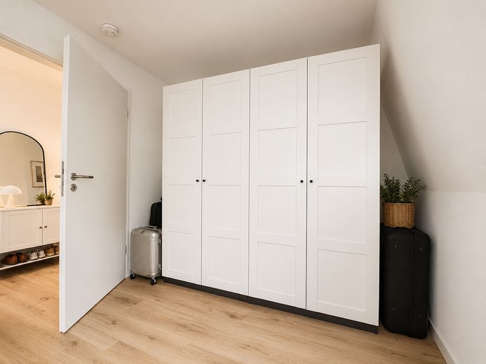 Vollmöblierte 2,5-Zimmer-Maisonette mit Tageslichtbad & Kellerraum - Neubau 2024 in Köln Mülheim! – Kleiderschränke Arbeitszimmer