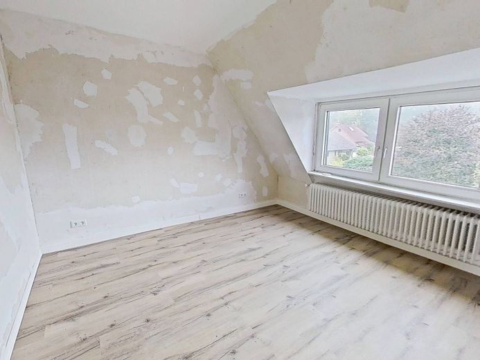 Bielefeld-Ummeln'de BALKONLU ve küvetli banyoya sahip şirin 2 odalı çatı katı dairesi – Ansicht I: Schlafzimmer