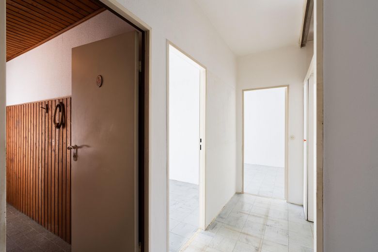 Yaklaşık 77,90 m² büyüklüğünde, hemen taşınılabilir 2,5 odalı daire; doğrudan sahibinden ve komisyonsuz – Flur 3