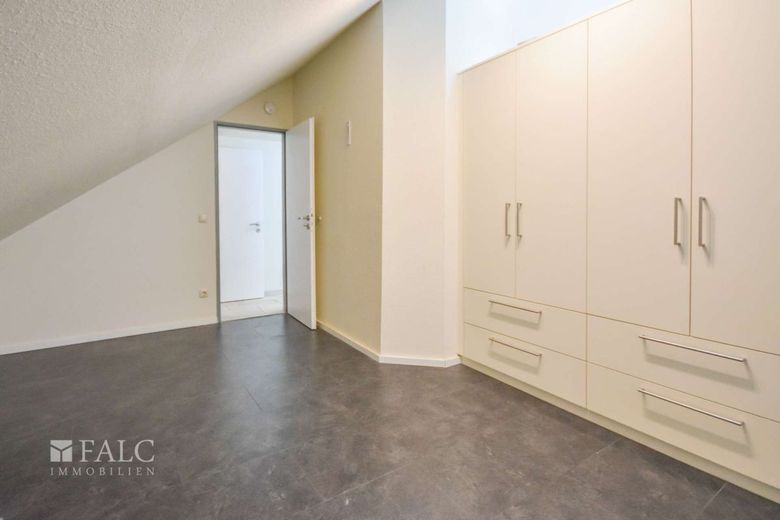 Stilvolle Maisonette mit Balkon, TG-Stellplatz &amp; Aufzug – Schlafzimmer 1 (aktueller Zustand)