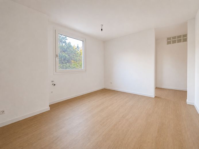 Modernisierte 3-Zimmer-Wohnung mit 2 Westbalkonen in Regensburg – Küche / Wohnen