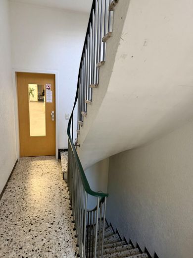 Gut geschnittene 2-Zimmer-Wohnung mit Balkon & Einbauküche in zentraler Lage von Pulheim – Treppenhaus