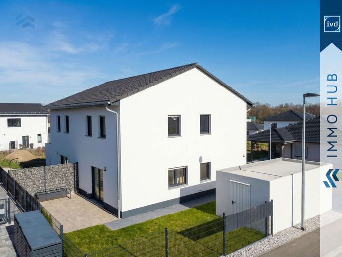 ++ 6 % Bruttomietrendite – 2 vermietete Neubau-Doppelhaushälften mit durchdachtem Raumkonzept ++ – 5503257-nyrNYrrDSCV63e4QWdqWDSFi-Fassade.jpg
