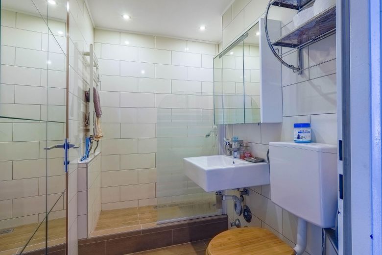 Commission-free & immediately available! 3-room apartment with loggia near Ostpark! – Modernes Badezimmer
