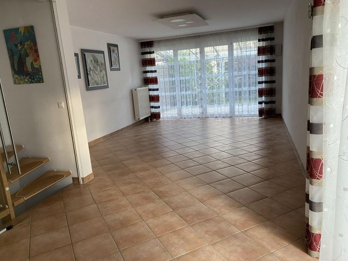 Energieeffizientes Reiheneckhaus in Mering (ideal für Pendler) – Wohnzimmer