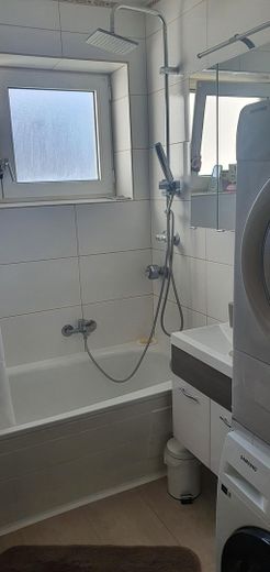 Moderne 4 Zimmer Wohnung mit neuer Einbauküche und Garage – Foto 25