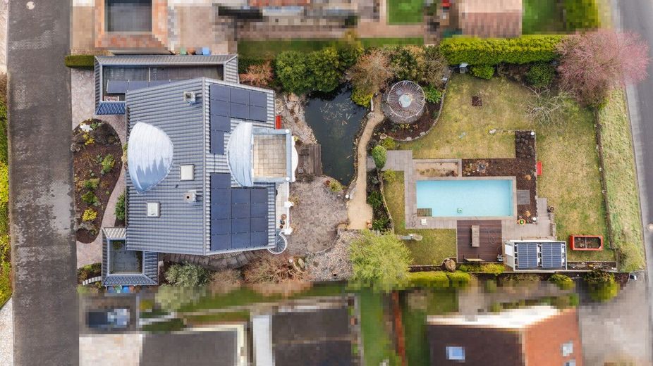Villa mit Weitblick, Pool, Sauna und Koi-Teich in begehrter Lage von Hochscheid! – Von oben