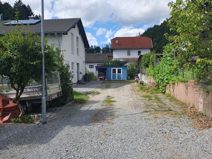 Zufahrt und Stellplätze