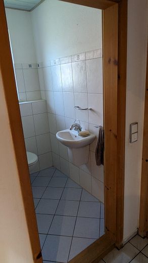 Affascinante casa indipendente in posizione tranquilla – vendita privata (senza agenzia) – Gäste-WC