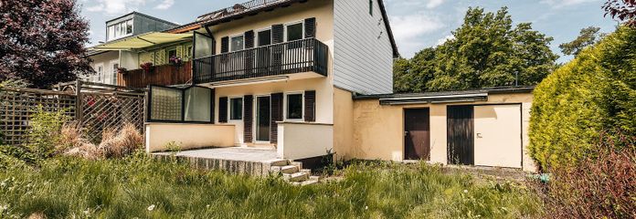 Traumhaftes Gartengrundstück 507qm Nähe Isarhochufer in Pullach mit großem Potential – Haus Gartenansicht Garage 