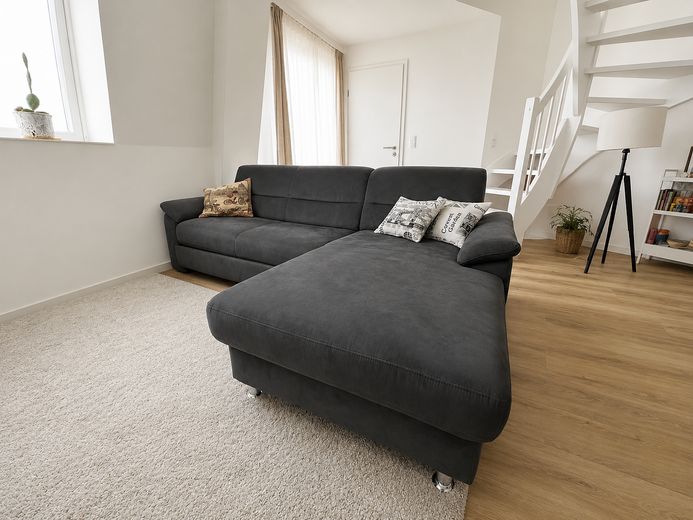 Vollmöblierte 2,5-Zimmer-Maisonette mit Tageslichtbad & Kellerraum - Neubau 2024 in Köln Mülheim! – Sofa- / Couch-Bereich