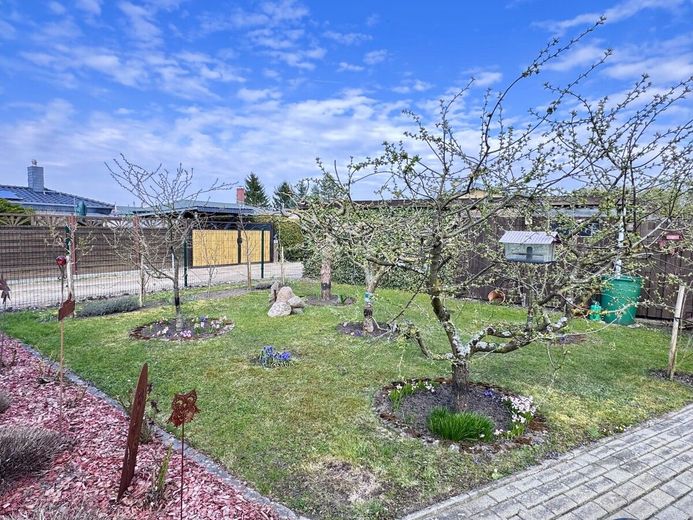 HORN IMMOBILIEN ++ Einfamilienhaus mit Wintergarten, Kamin und Gästehaus in Krugsdorf bei Pasewalk – Garten