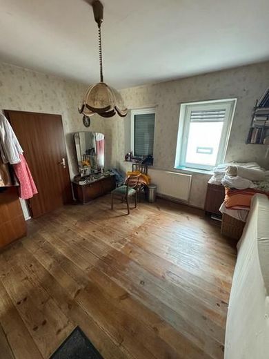 Großes Einfamilienhaus auf 1.500 m² Grundstück mit Scheune &amp; attraktivem Entwicklungspotenzial – 16 EG SZi