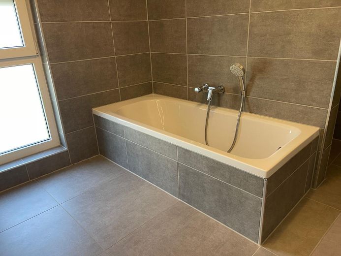 ENERGIEBEWUSST WOHNEN: A+ Großzügige Doppelhaushälfte in Ludwigshafen KEINE MAKLER-PROVISION! – Badewanne im Elternbad