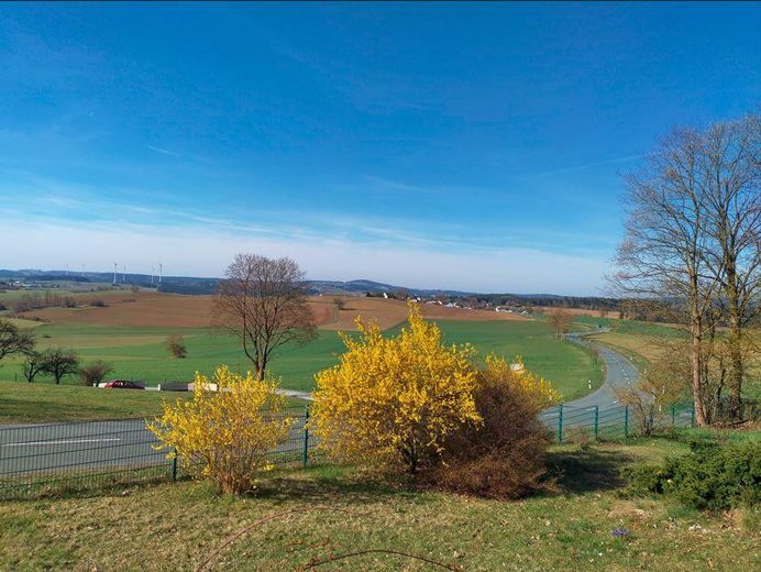 Idyllisch Wohnen mit freiem Blick ins Grüne – Ausblick Südwest Im Frühling