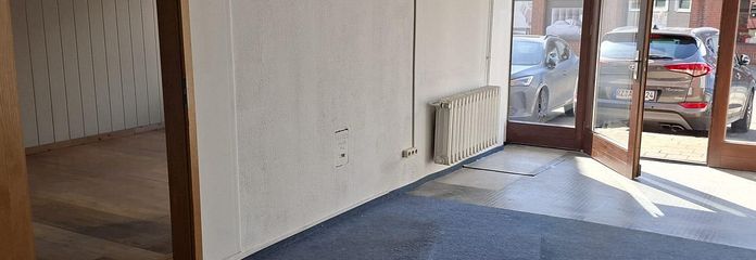 Zum Nebenraum/Büro