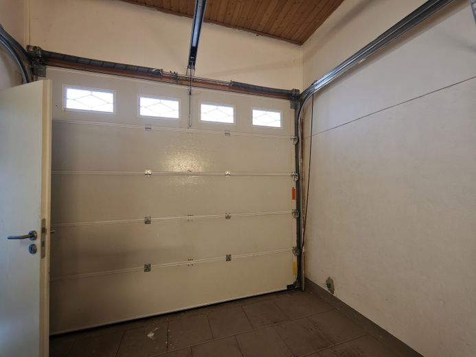 Dom dla 5 rodzin z potencjałem rozbudowy na sprzedaż – Garage