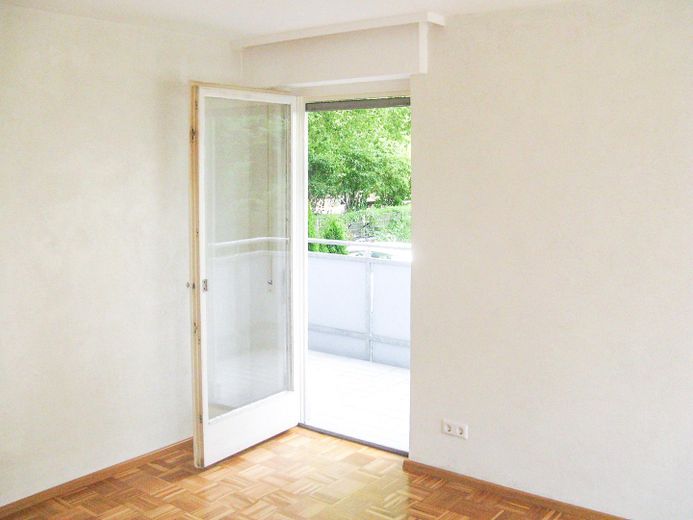 2-Zimmer-Wohnung, 2 Balkone, Einbauküche und Parkplatz – Wohnzimmer mit Zugang Balkon