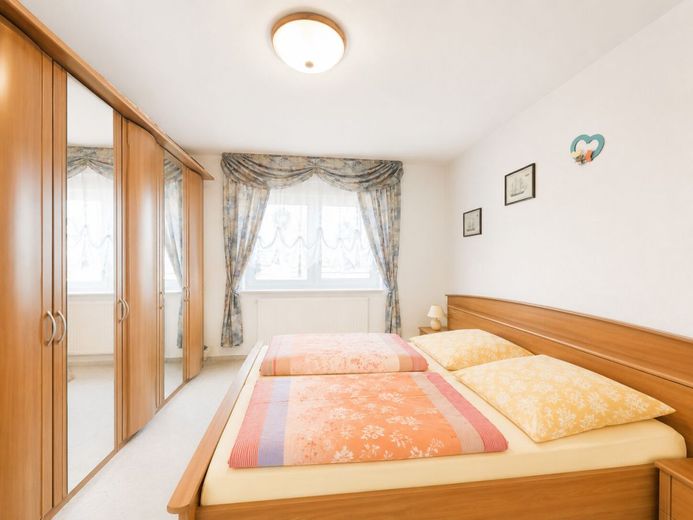 Viel Platz für Ihre Familie - Haus mit wunderschönem
Garten &amp; Einliegerwohnung – Gemütliches Schlafzimmer für erholsame Nächte