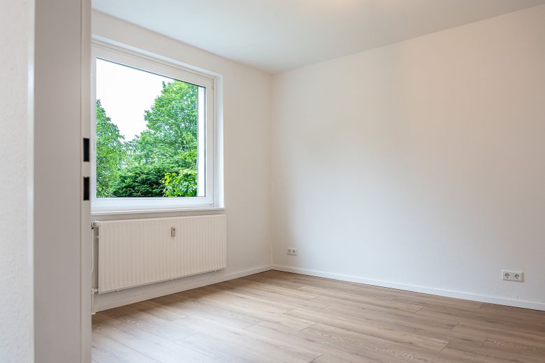 Świeżo wyremontowane 3-pokojowe mieszkanie w centralnej lokalizacji, gotowe do zamieszkania i bez prowizji na sprzedaż – Schlafzimmer 1