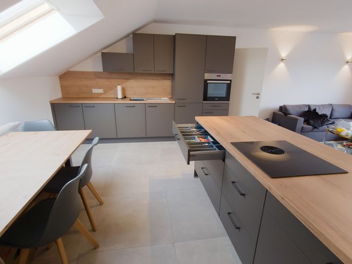 Modern, stilvolles Penthouse  mit guter Anbindung an die Münchner Innenstadt und Augsburg – hochwertige Küche