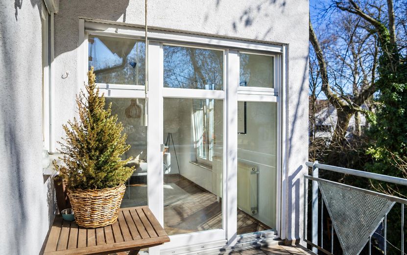 Zentrale 2,5-Zimmer Wohnung in idyllischer Innenstadtlage – Balkon von Wohnzimmer