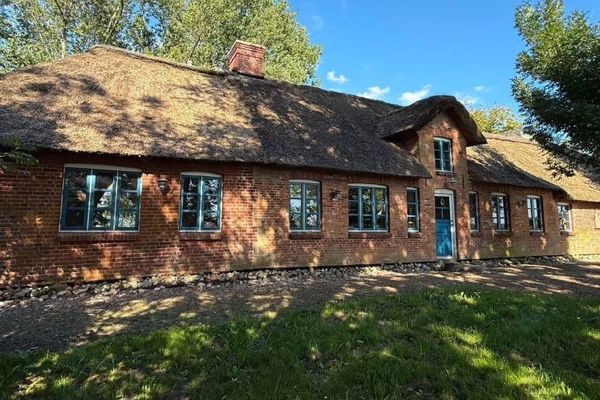 Enerji tasarrufuna dikkat! Müstakil konumda şirin saz çatılı kır evi