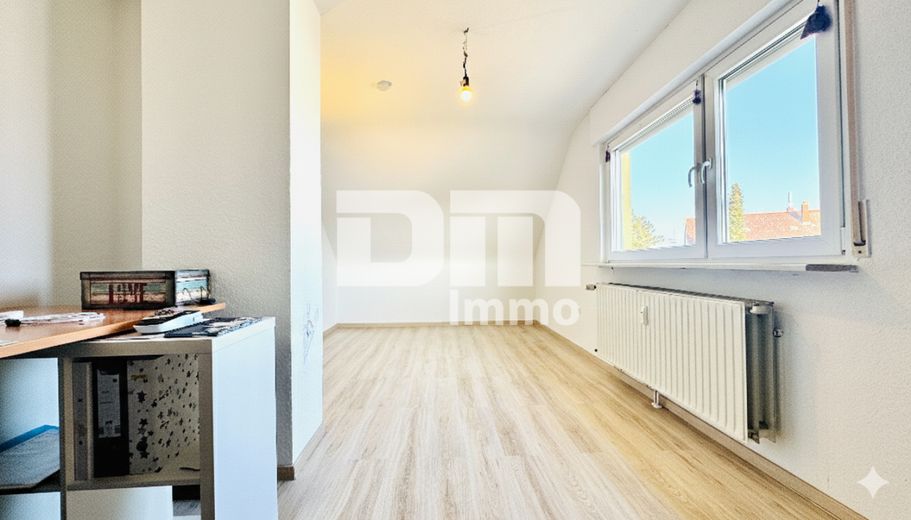 Kompakte Dreizimmer DG Wohnung in gepflegtem Dreifamilienhaus in gesuchter Lage – Schlafzimmer