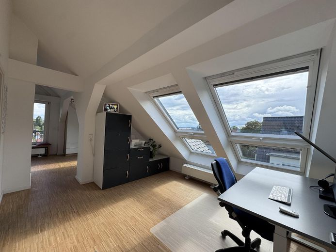Apartamento de 3,5 habitaciones en Stuttgart-West | Dúplex Kräherwald con balcón y galería – Galerie 1