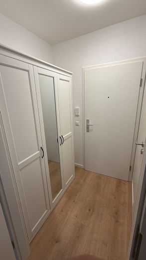 Şık bir şekilde yenilenmiş ve tamamen mobilyalı: Merkezi konumda 1 odalı daire – Flur