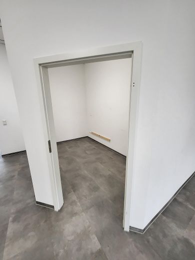 2 Einmalige Ladenlokale in stark frequentierter Lage mit ca. 280 m2 und 103 m2 Gewerbefläche – 1. Abtrennung