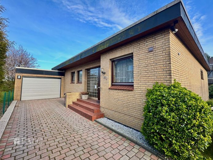 Gepflegter Bungalow mit Keller und Garage in toller Lage von Stade – Eingangsbereich