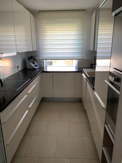 Schöne Lichtdurchflutete 4 Zimmer Wohnung – Küche 
