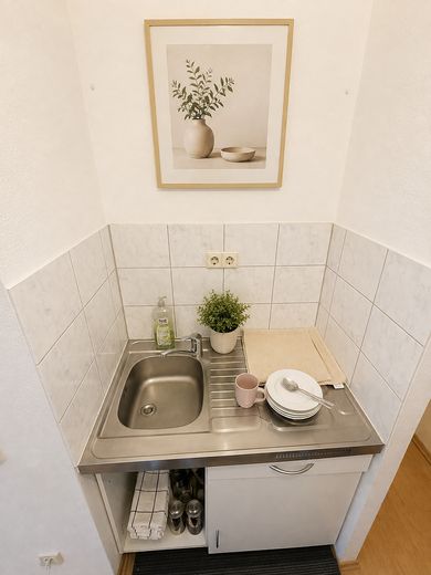 Direkt einziehen: 1-Zimmer-Wohnung mit Balkon und Küchenzeile – Küchenzeile