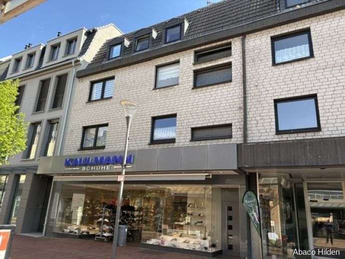 Tamamen kiralanmış, Hilden şehir merkezinin en iyi konumunda çok bakımlı konut/ticaret binası - %6,3 getiri – Fotoğraf 1