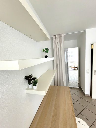 centralnie położony apartament gotowy do zamieszkania dla osób dojeżdżających / studentów, w tym prąd i internet (mieszkanie w budynku z garażem podziemnym) – Arbeitsbereich u. Schrank