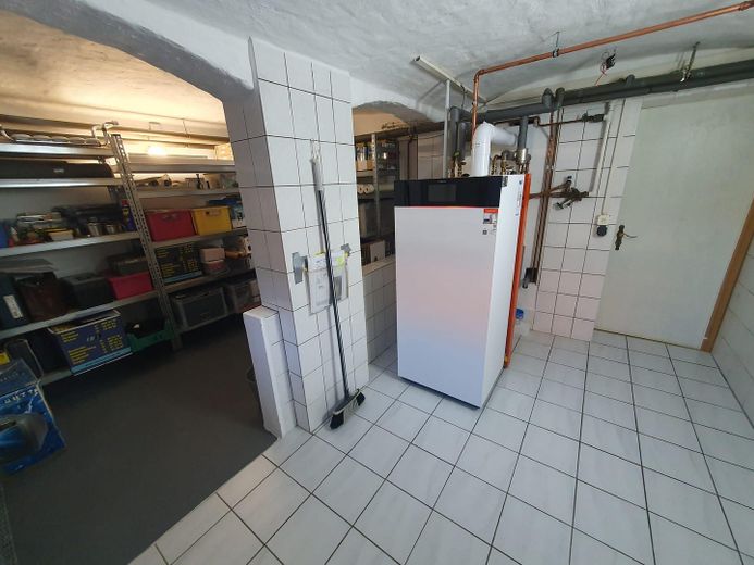 Von Grund auf sanierte Doppelhaushälfte mit herrlichem Atelier und schön angelegtem Garten – Heizkeller