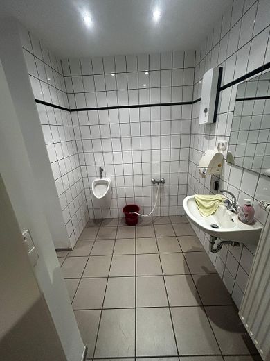 Renovated office with 420sqm warehouse / hall | production area incl. sanitary facilities – Foto 4